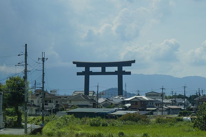 JR車窓から見た 大神神社の鳥居