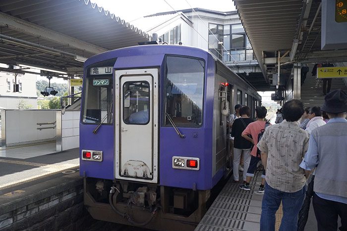 加茂駅 停車中のキハ120形気動車