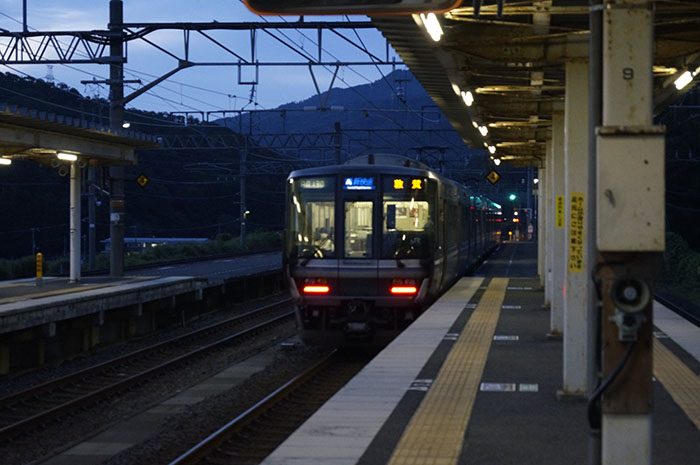 近江塩津駅から発車する新快速 敦賀行