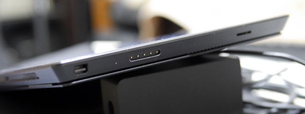 右側面にmini Displayポート、電源ポート（Macのマグネット型とおなじしくみ）、micro SDカードスロット